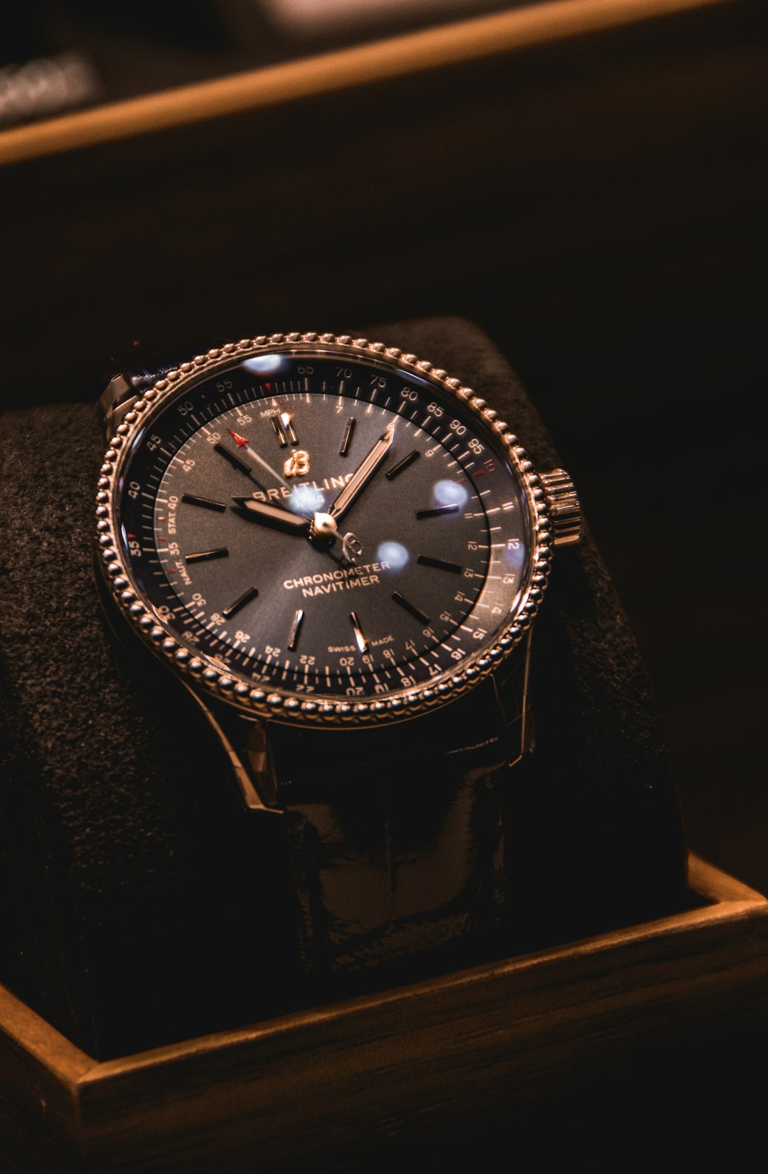 silver-and-black-round-analog-watch-z6lna2jyavw
